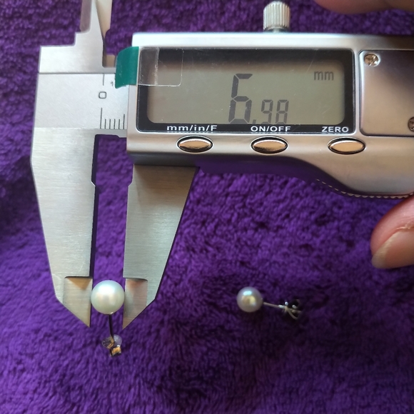 7mm pearl studs set in 18K white gold - Picture 6 of 6